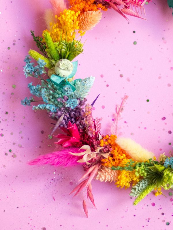 Corona Pride or die "Bold" con flor preservada arcoiris | Loreak