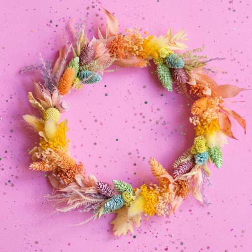 Corona Pride or die "Pale" con flor preservada arcoiris | Loreak