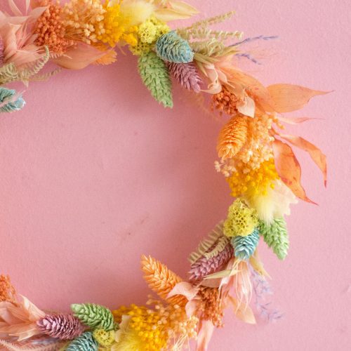 Corona Pride or die "Pale" con flor preservada arcoiris | Loreak