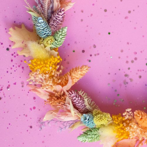 Corona Pride or die "Pale" con flor preservada arcoiris | Loreak